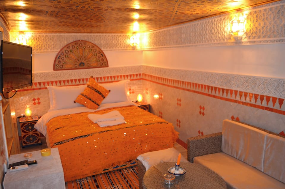 Elite Double Room, Non Smoking, Mezzanine | In-room dining