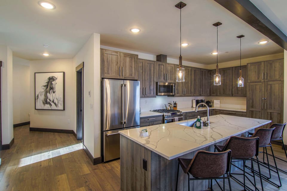 Kitchen: Stove, oven, microwave, Keurig, kettle and 4 Bar seating