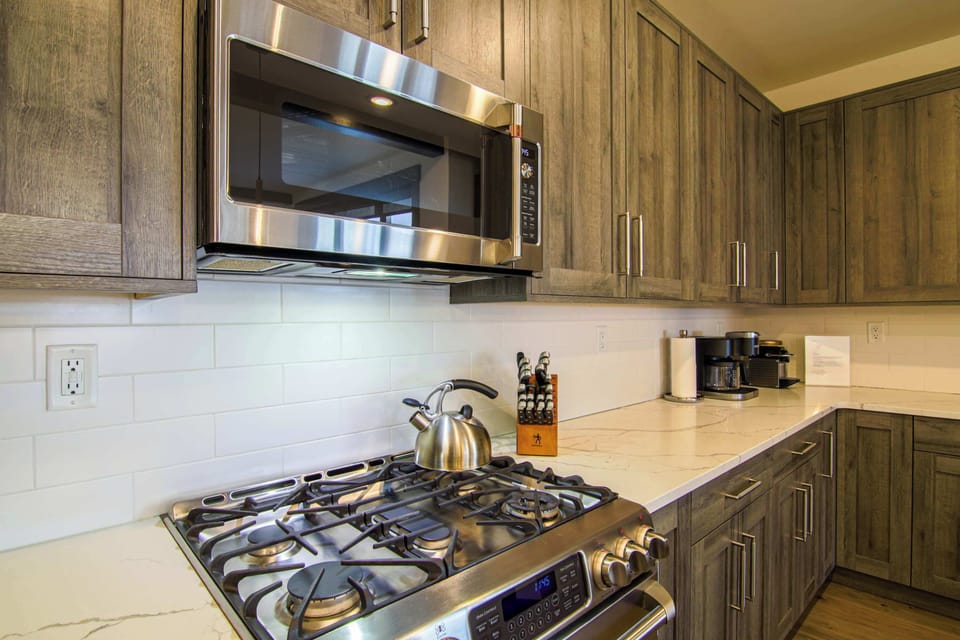 Kitchen: Stove, oven, microwave, Keurig, kettle and 4 Bar seating
