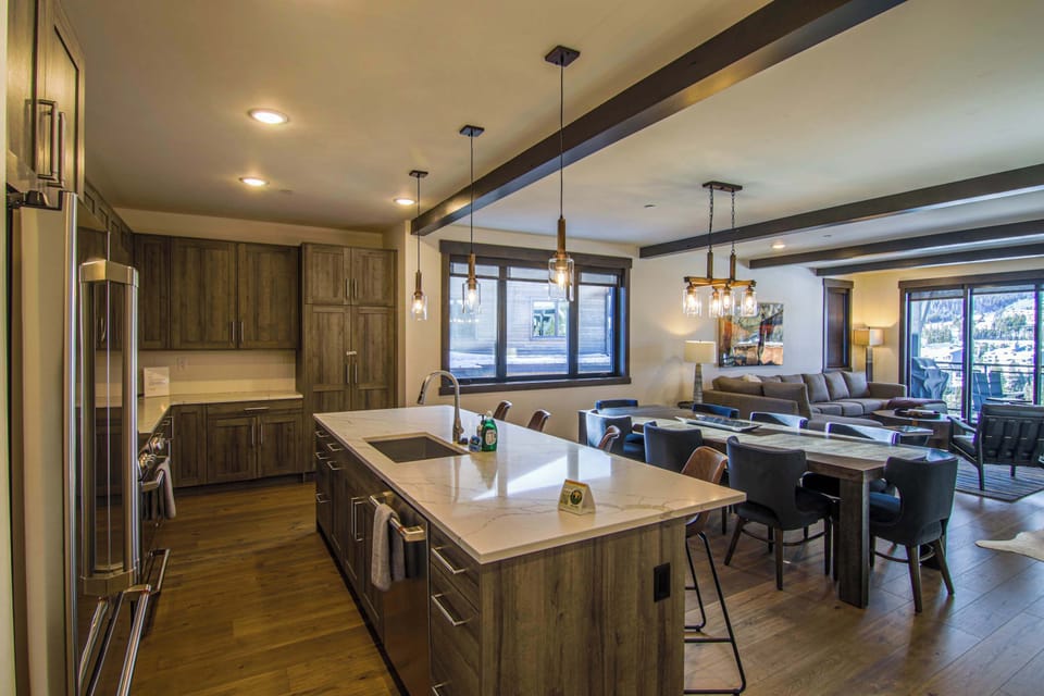 Kitchen: Stove, oven, microwave, Keurig, kettle and 4 Bar seating