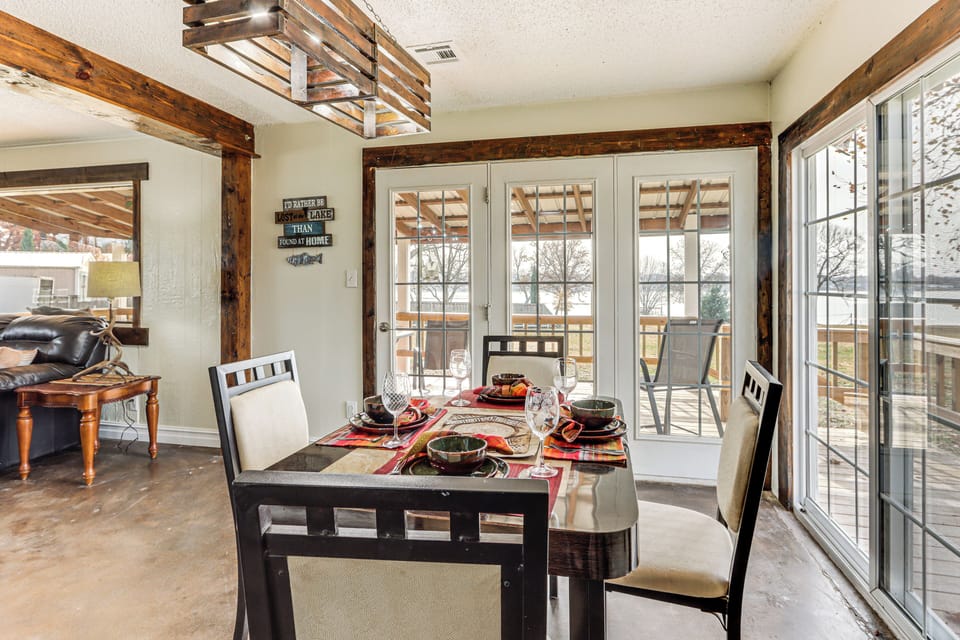 Dining Table | Dishware/Flatware