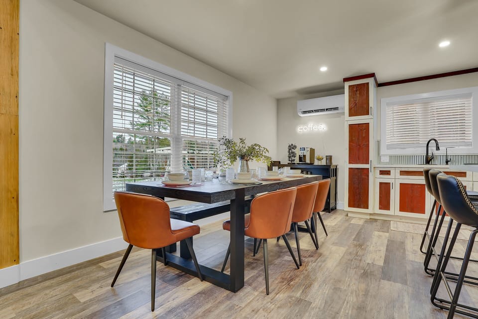 Dining room area, seats 8! Dining room is accessible from kitchen!