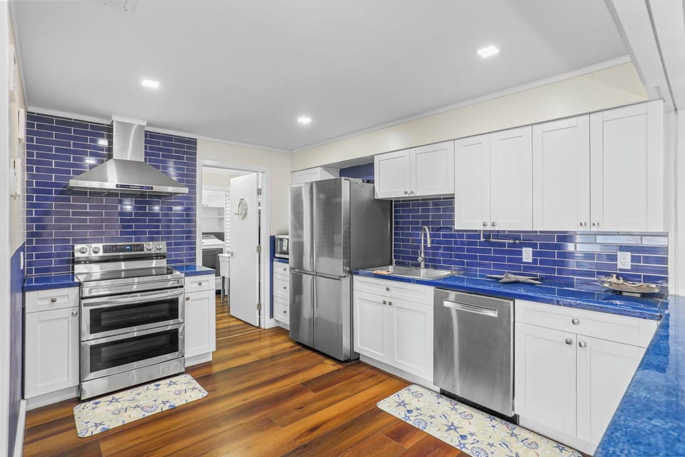 Sleek & modern blue themed kitchen