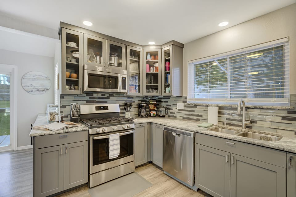 Fully equipped, updated kitchen.