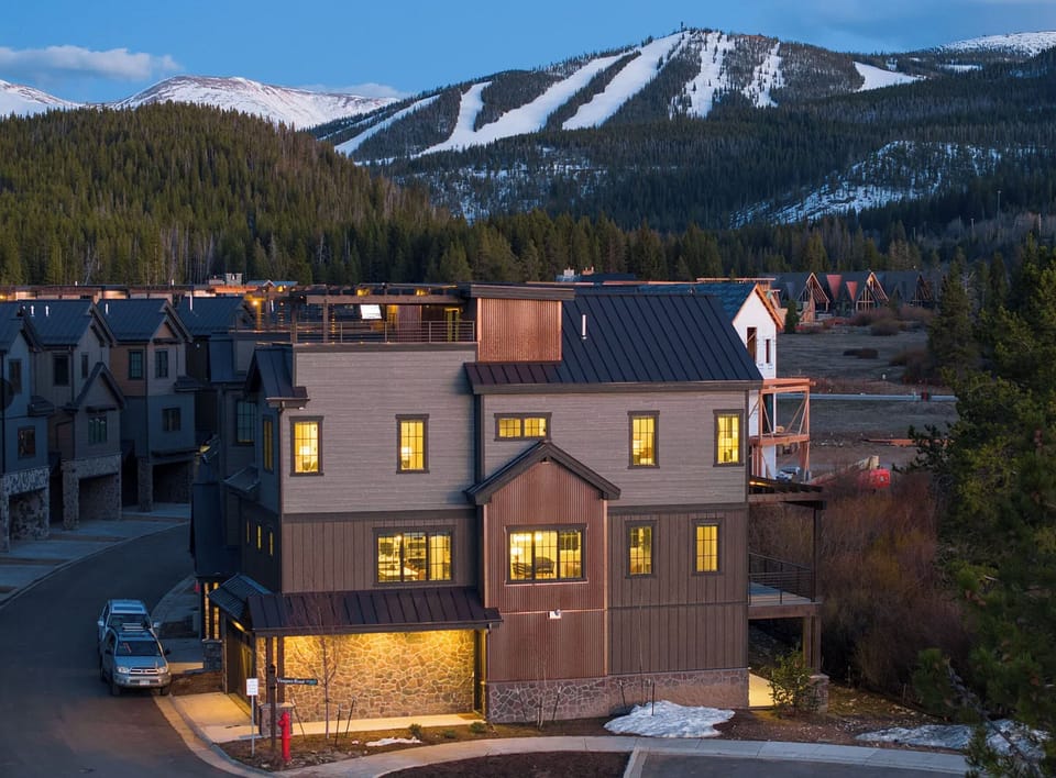 Just 5 minutes from the slopes and a short walk to bars and restaurants downtown