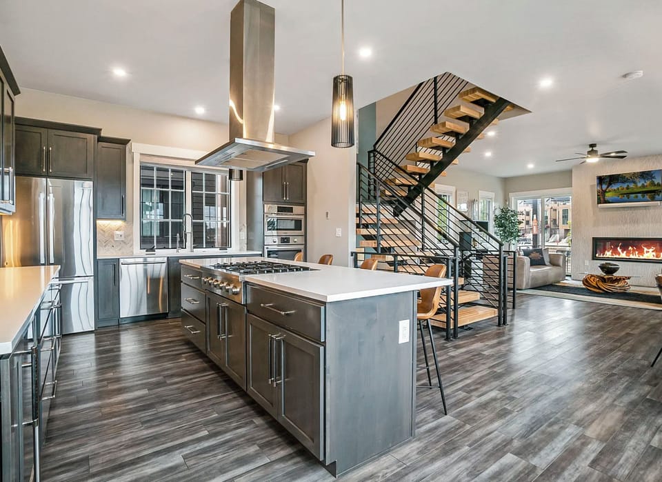 Open floor plan kitchen and den for perfect apres ski evenings 🎿