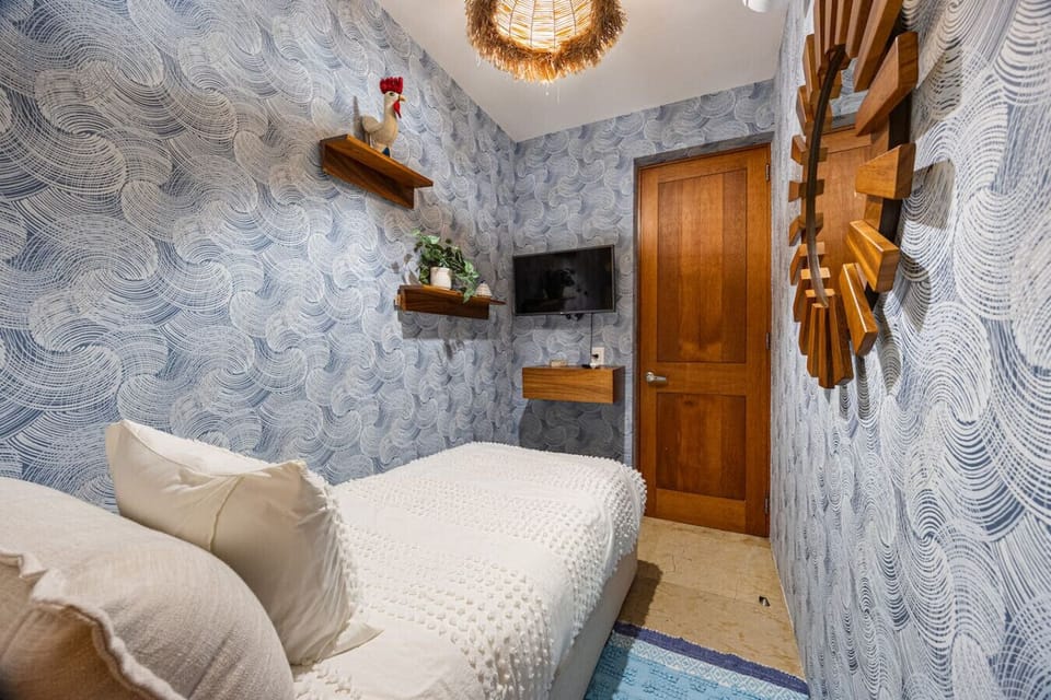 Bedroom 4: Twin bed | En-suite bath