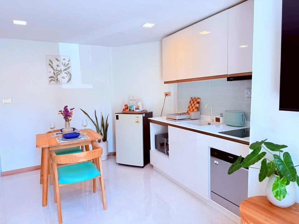 Deluxe King Studio | Private kitchenette | Mini-fridge