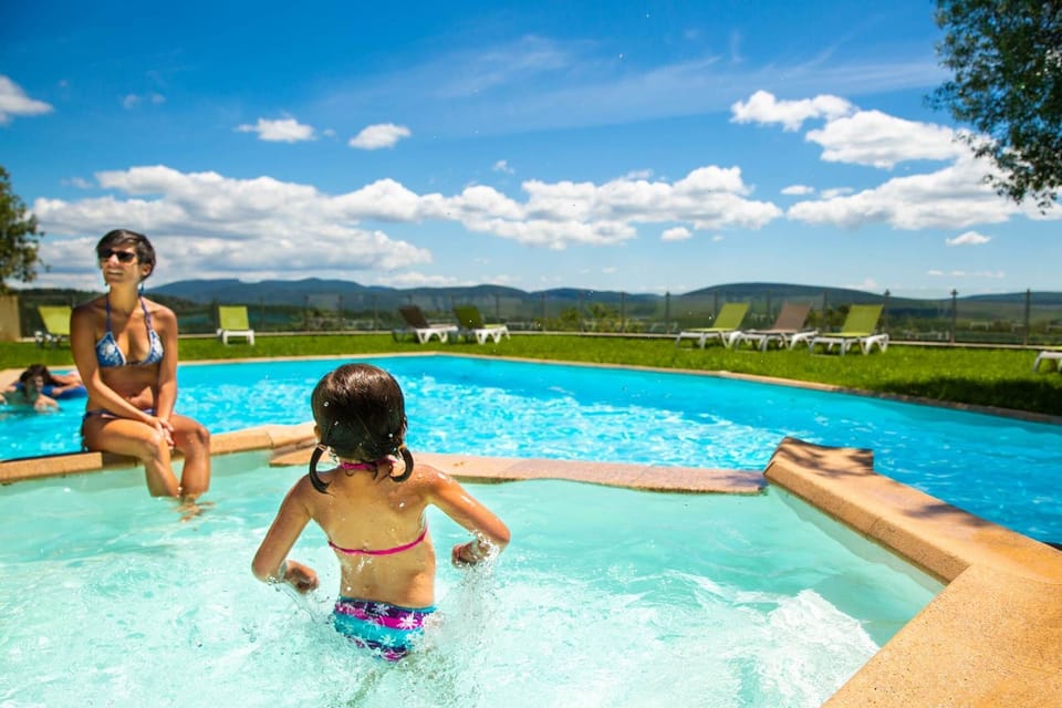 Piscine avec vue panoramique et débordement du bassin enfant