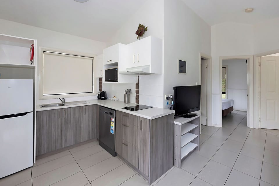 Deluxe Cabin - Sleeps 4 | Private kitchen | Fridge, microwave, electric kettle, toaster
