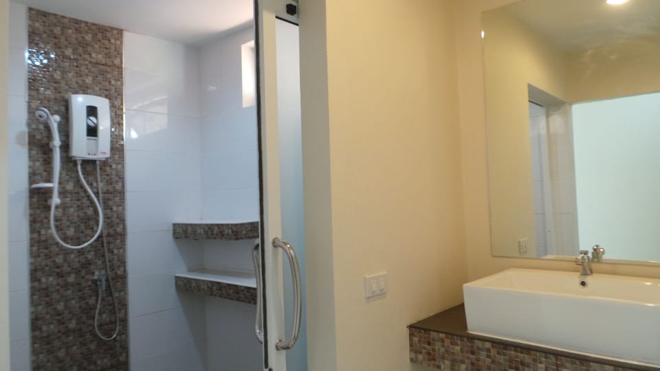 Deluxe Room, Sea View | Bathroom | Shower, free toiletries, bidet, towels