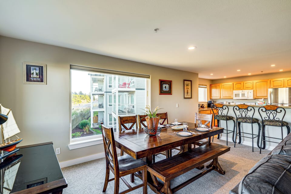 Dining Area & Kitchen | Keurig & Drip Coffee Makers