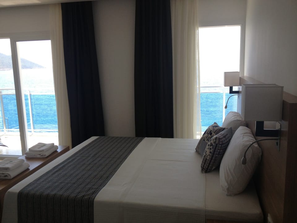 Premium Double Room, Jetted Tub, Sea View | Premium bedding, minibar, in-room safe, soundproofing