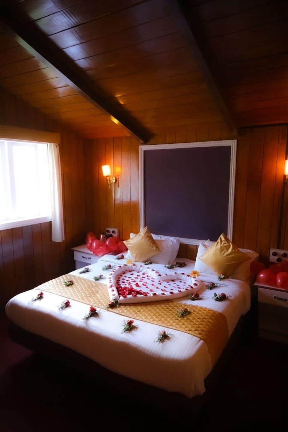 Luxury Room | Free WiFi, bed sheets