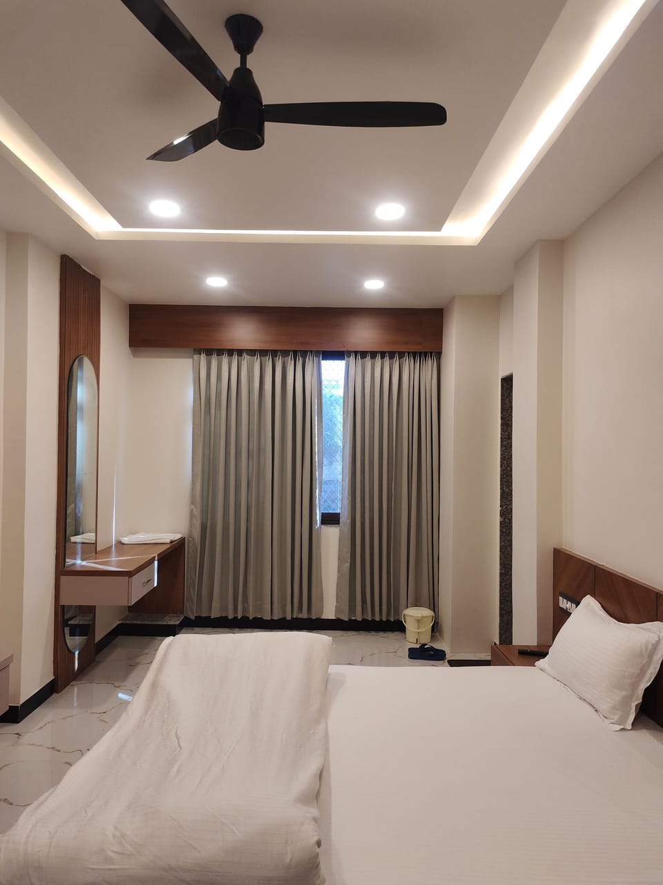 Deluxe Room, Air conditioning | Laptop workspace, rollaway beds, free WiFi, bed sheets