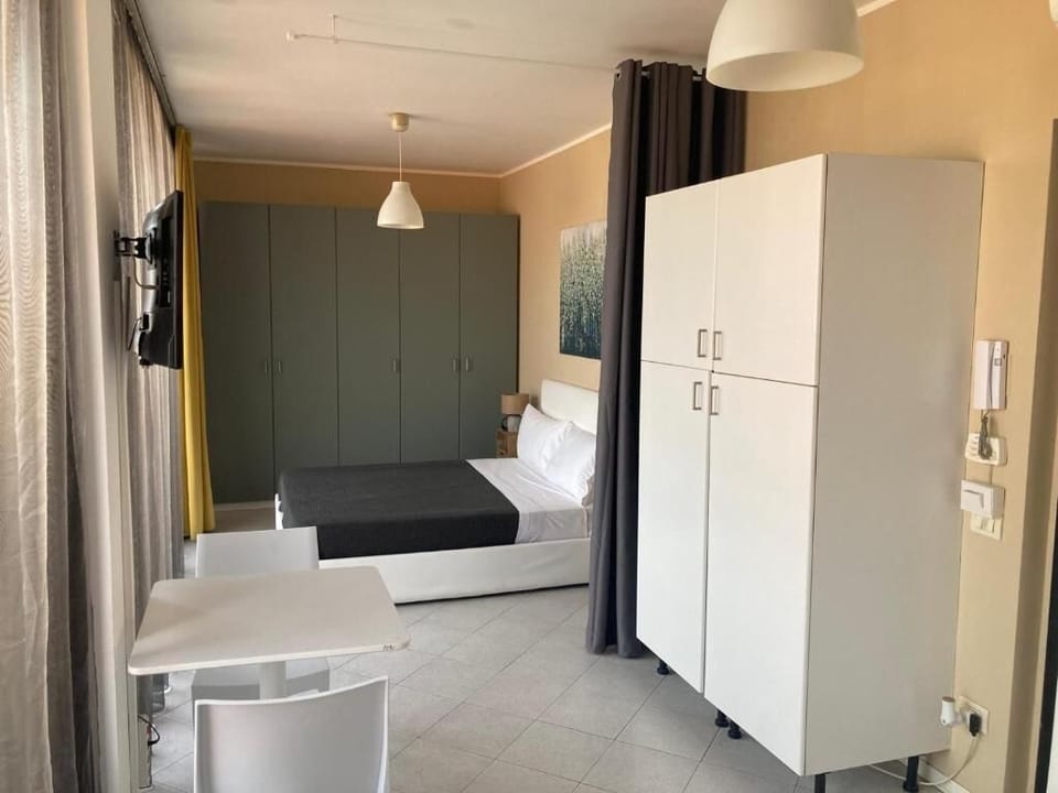 Blackout drapes, soundproofing, free cribs/infant beds, free WiFi