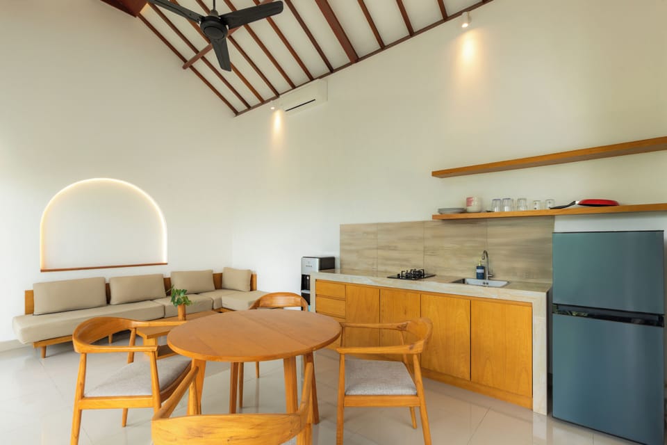 Deluxe Villa, Pool View | Dining room