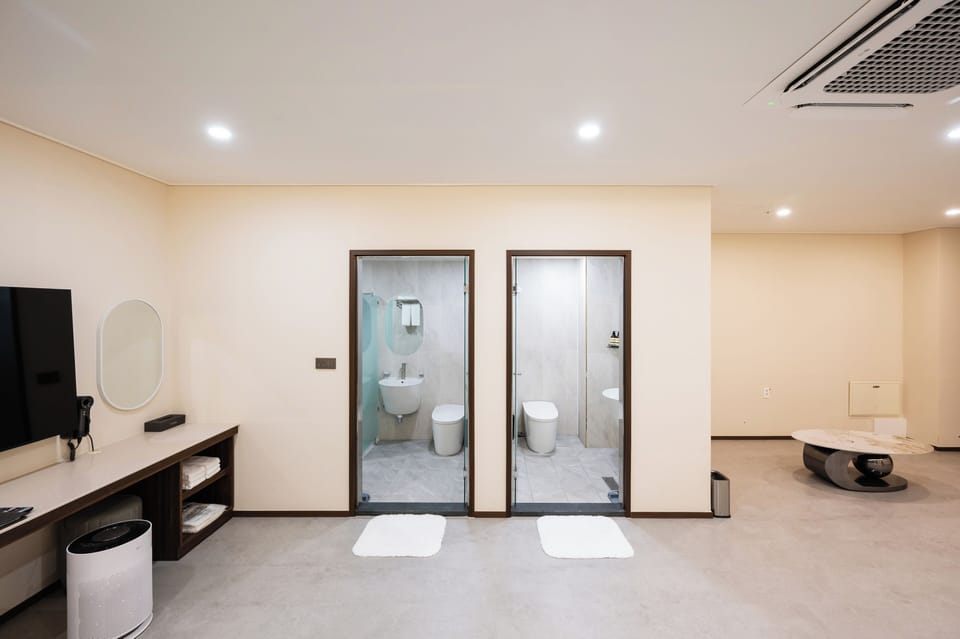 Hansil Suite | Desk, laptop workspace, free WiFi