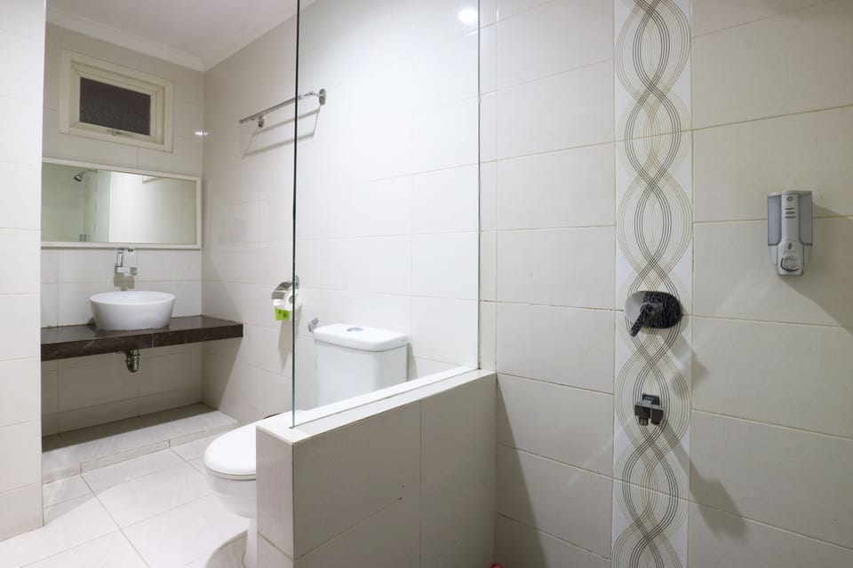 Superior Room | Bathroom | Shower, towels