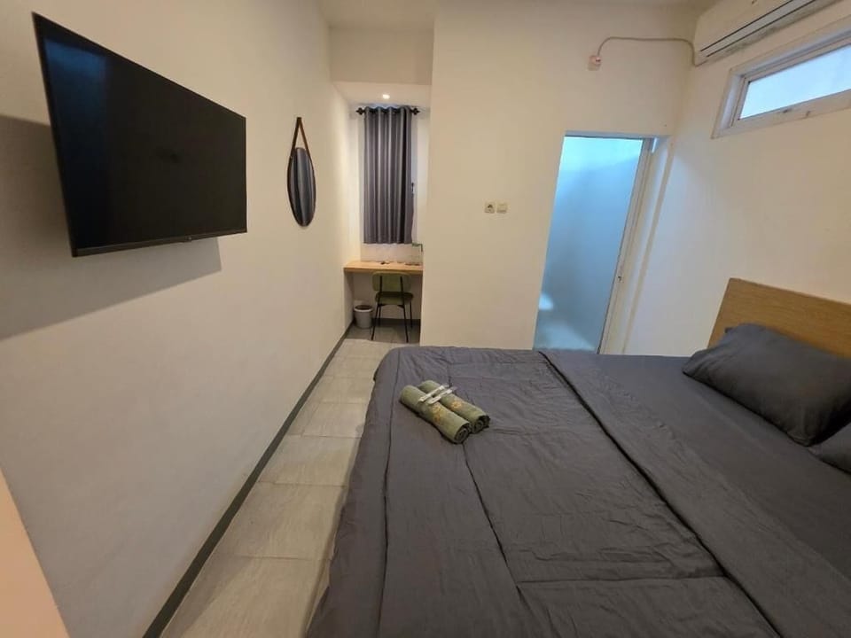 Desk, laptop workspace, soundproofing, free WiFi