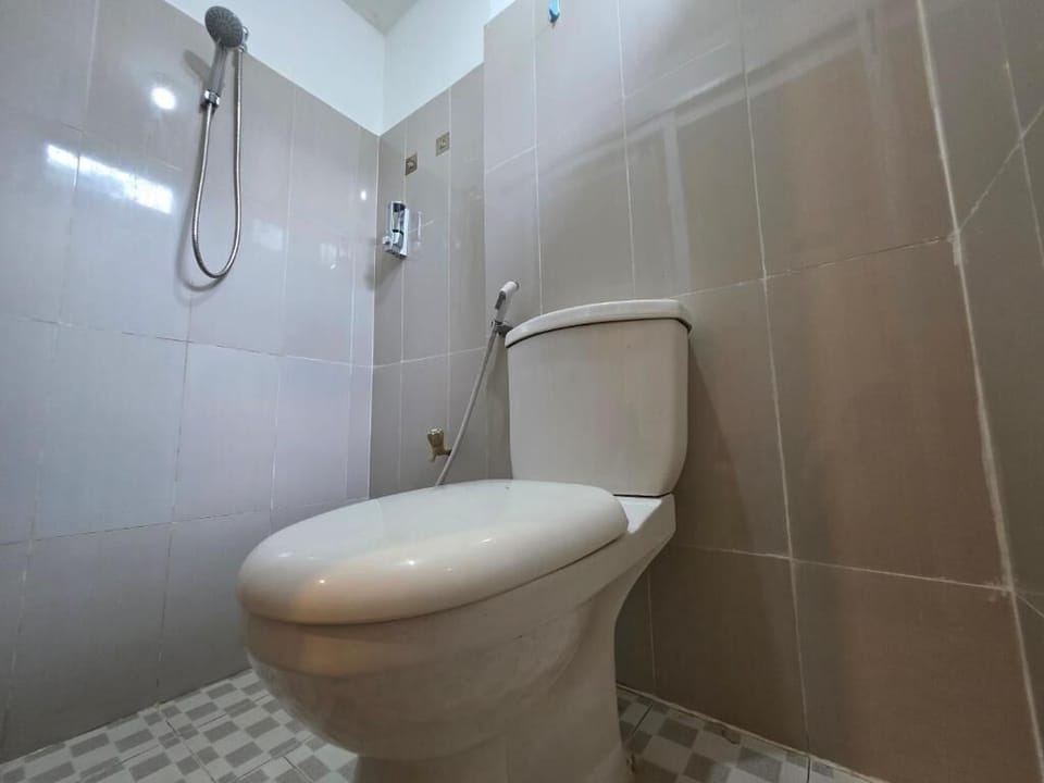Shower, bidet, towels, soap