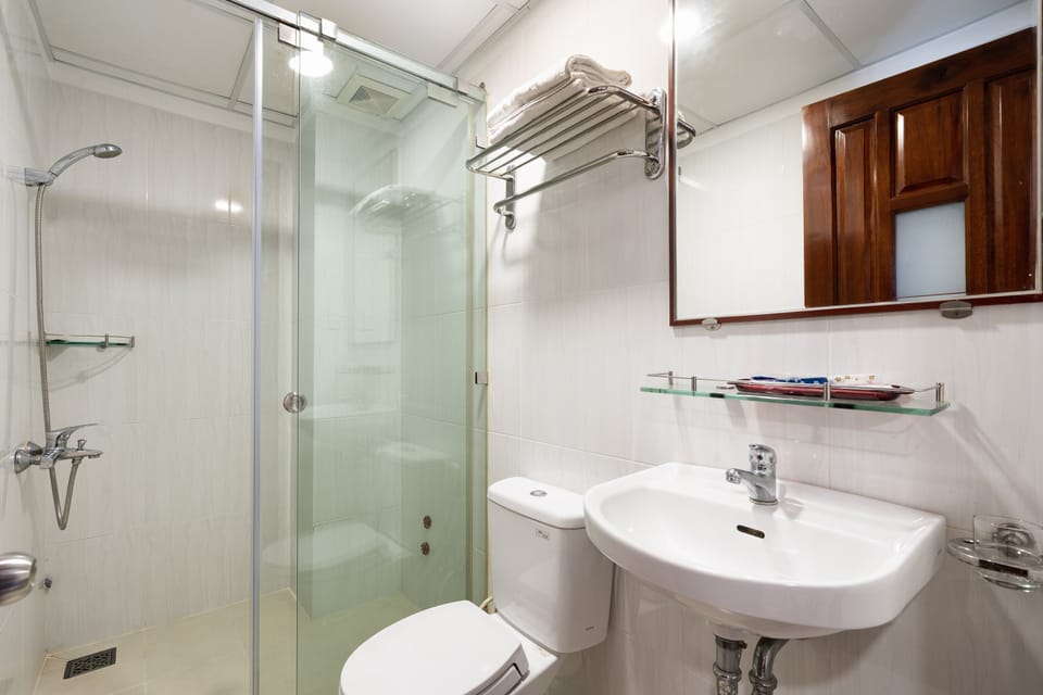 Deluxe Double Room, 1 Queen Bed | Bathroom | Shower, hydromassage showerhead, designer toiletries, hair dryer