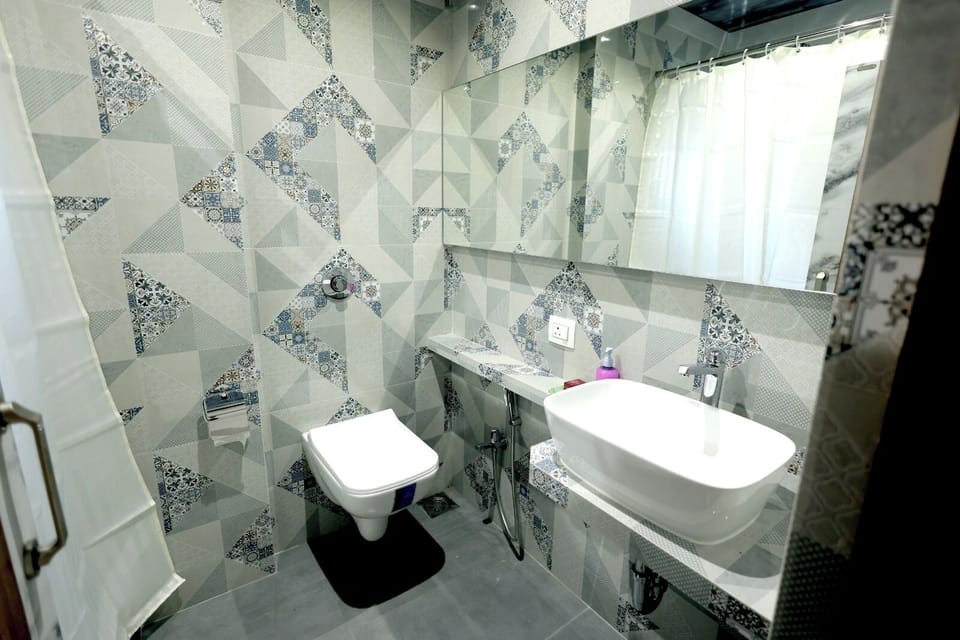 Deluxe Double or Twin Room, City View | Bathroom | Free toiletries, soap, shampoo, toilet paper