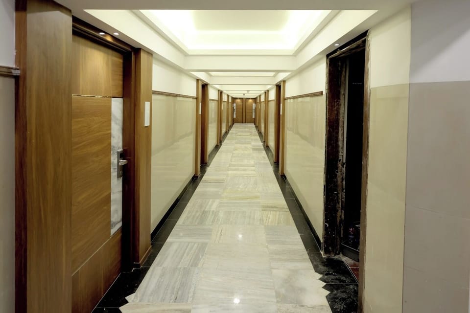 Deluxe Double or Twin Room, City View | Living area