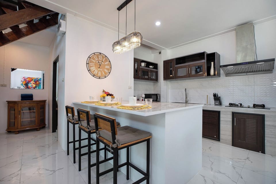 Exclusive Villa | Private kitchen | Electric kettle, toaster