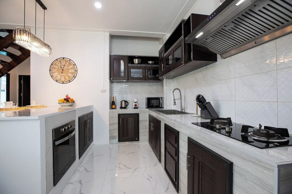 Exclusive Villa | Private kitchen | Electric kettle, toaster