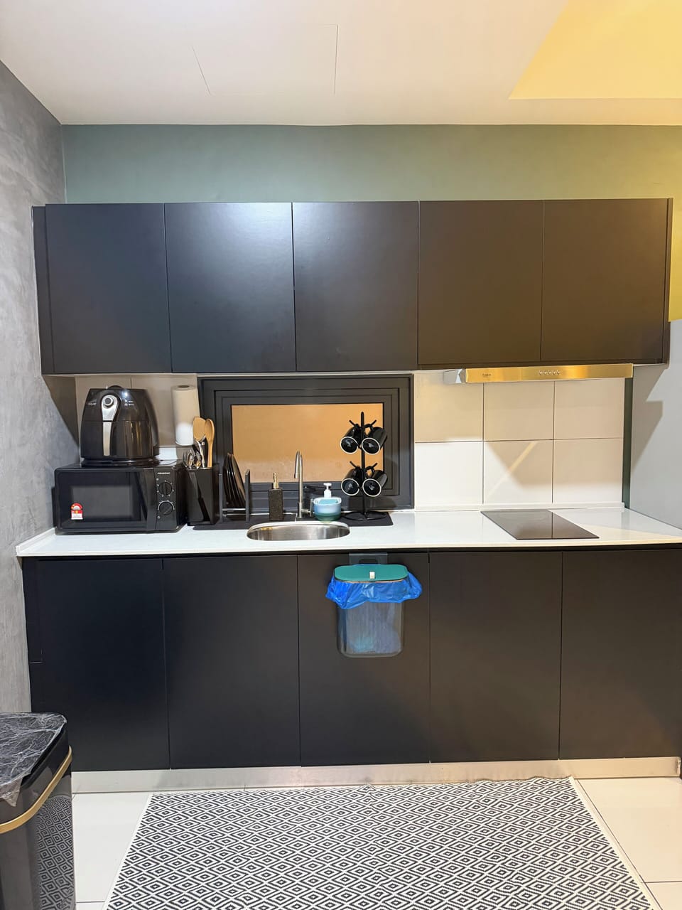 Deluxe Apartment | Private kitchenette | Electric kettle