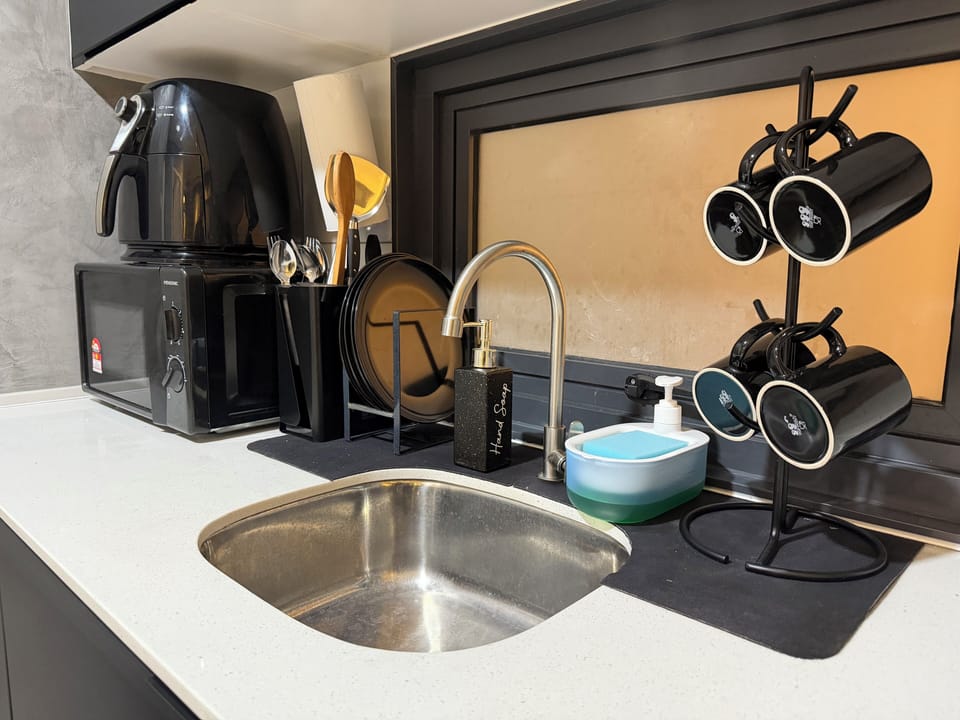 Deluxe Apartment | Private kitchenette | Electric kettle