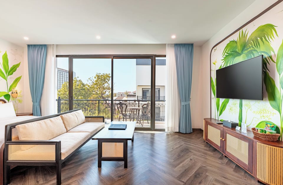 Premier Room, Pool View | In-room safe, desk, laptop workspace, soundproofing