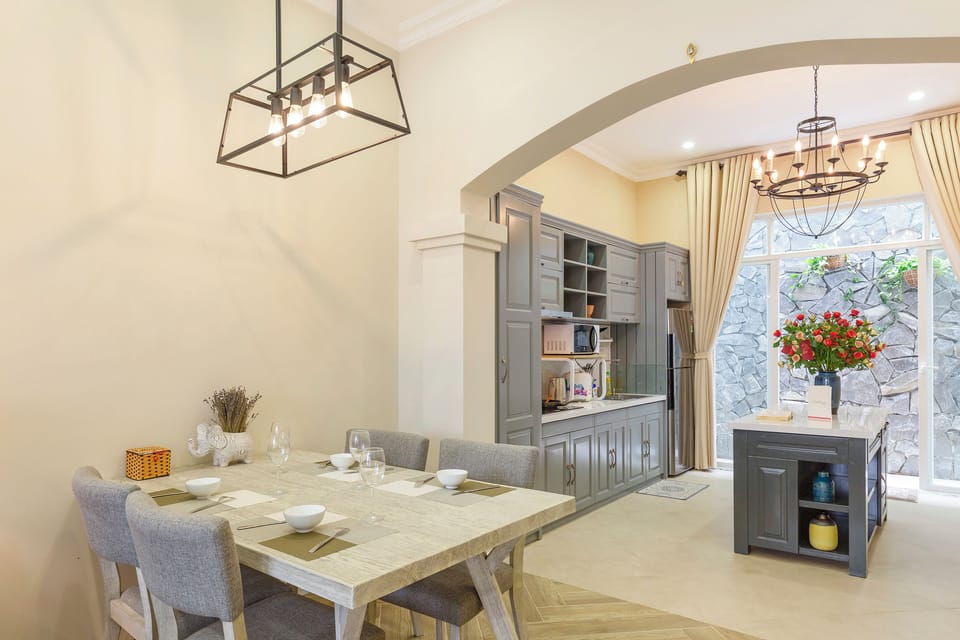 Villa, City View | In-room dining