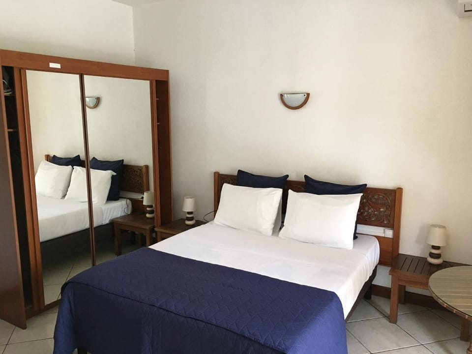 Premium bedding, desk, iron/ironing board, free WiFi
