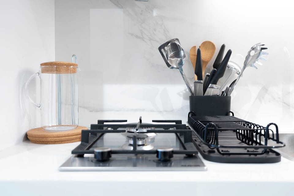 Deluxe Studio, Balcony | Private kitchen | Fridge, microwave, oven, stovetop