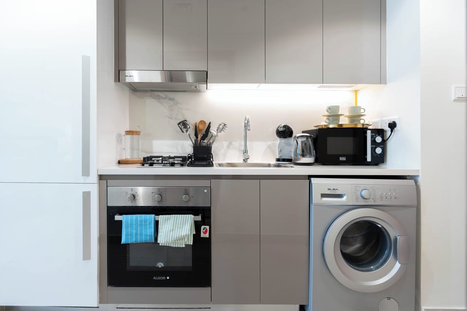 Deluxe Studio, Balcony | Private kitchen | Fridge, microwave, oven, stovetop