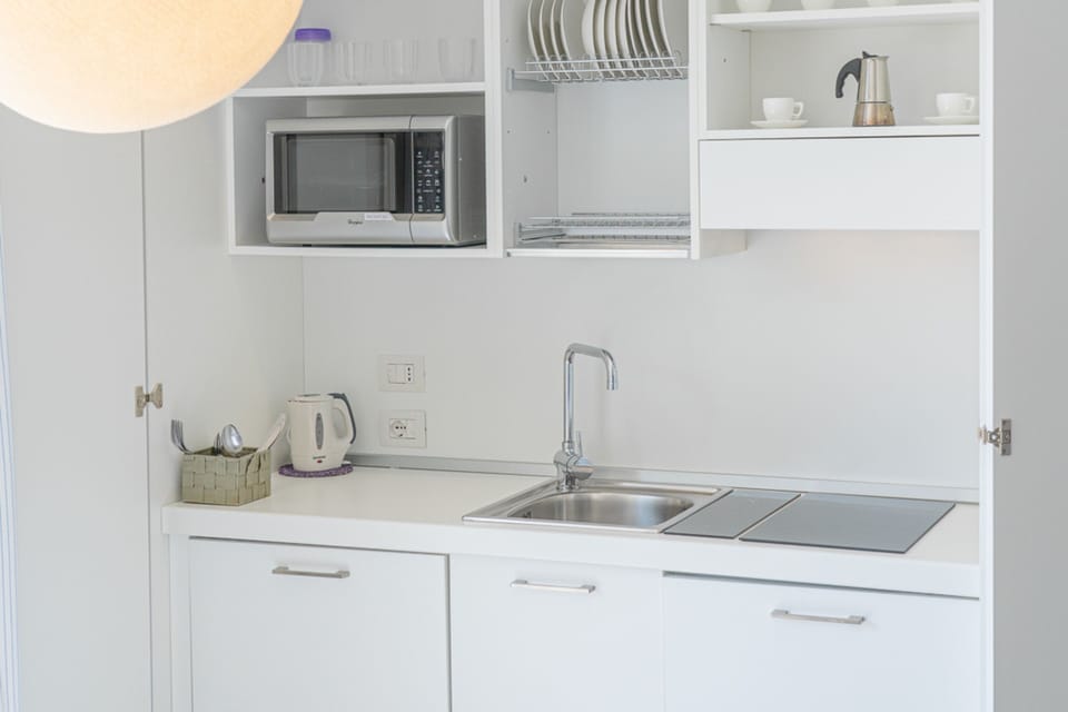 Comfort Studio | Private kitchen | Mini-fridge, electric kettle