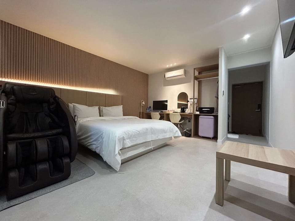 Deluxe Room, 1 King Bed, Non Smoking, Pets Not Allowed | Free WiFi