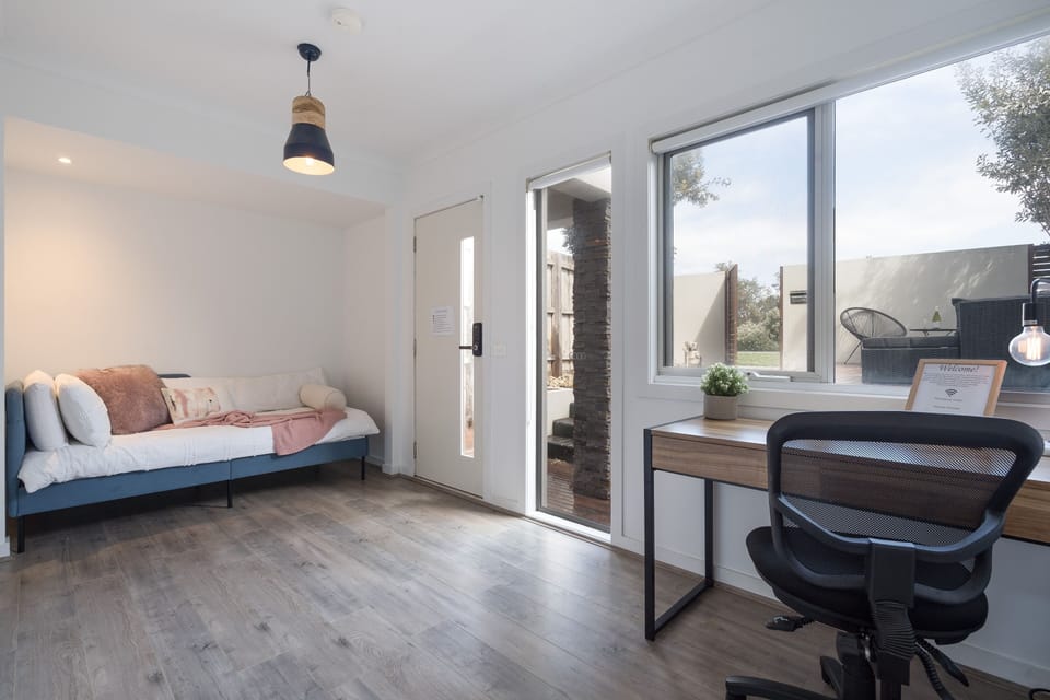 Entrance and desk area with extra sleeping option