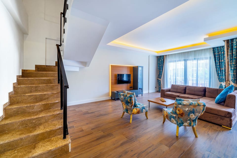 Senior Room | Minibar, in-room safe, laptop workspace, soundproofing