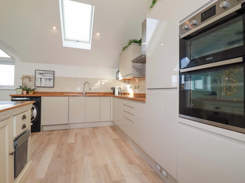 Fridge, microwave, dishwasher, cookware/dishes/utensils