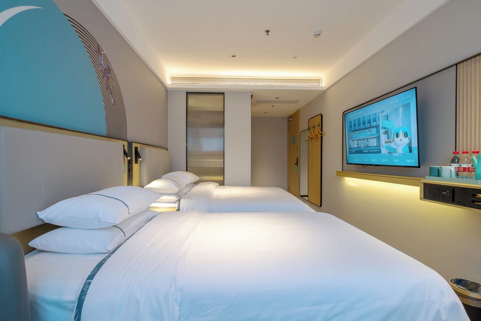 Premium bedding, WiFi (free), bed sheets