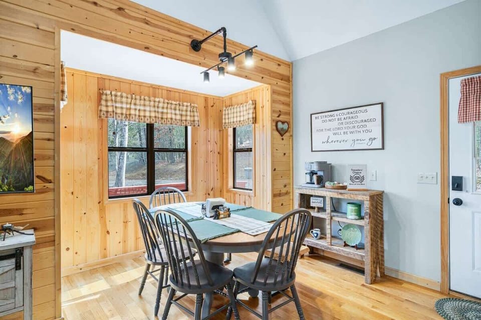 DINING FOR 6 CONVENIENTLY OFF KITCHEN