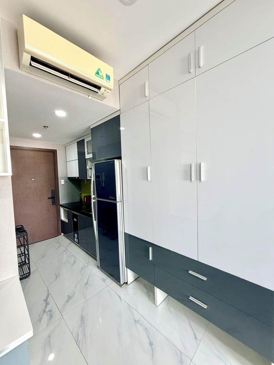 Luxury Apartment, Balcony, City View | Private kitchen