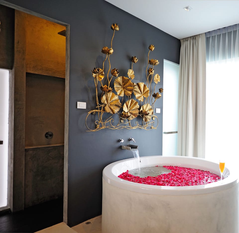 Tidy Room | Jetted tub