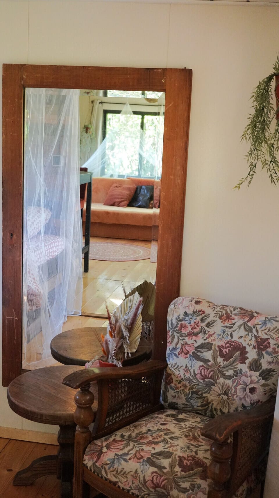 Camping Ont Moeten - Right here - mirror and chair