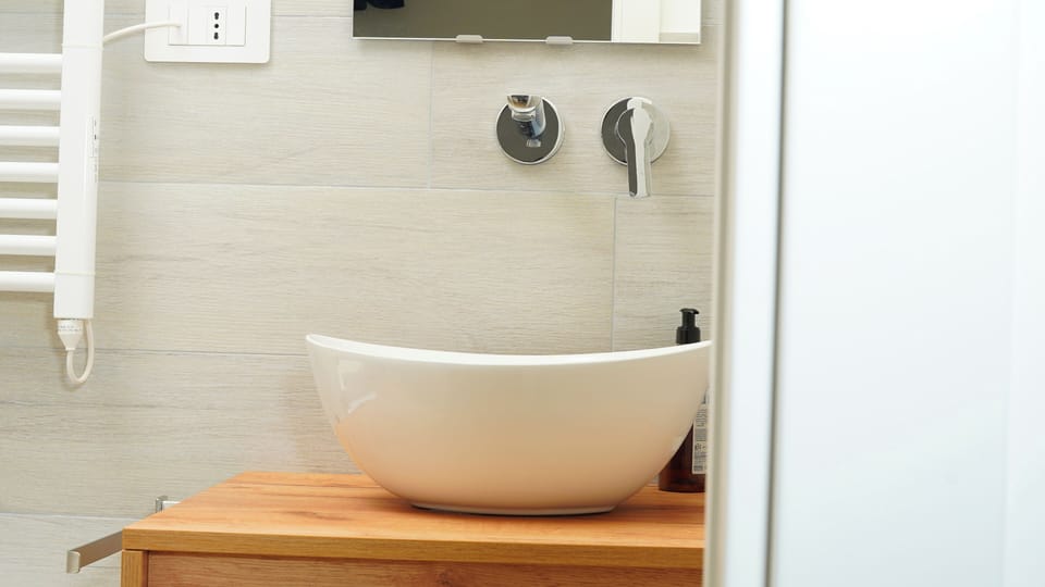 Double Room, 1 Queen Bed, Private Bathroom | Bathroom | Shower, free toiletries, hair dryer, bidet