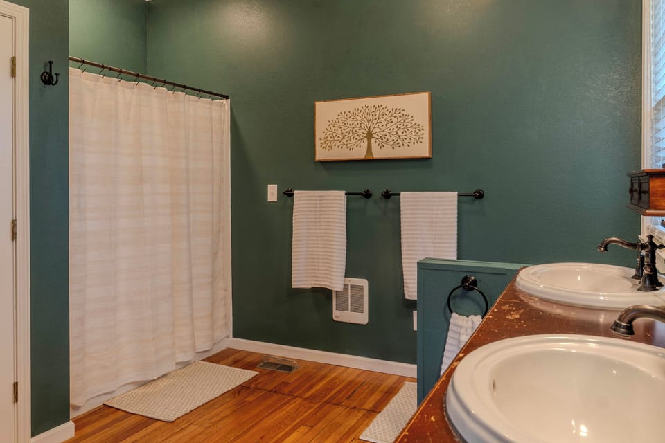 2 Mi to Downtown: 4BR Country Home Near K-state Cottage in Kansas