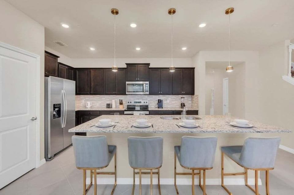 Townhome, 5 Bedrooms | Private kitchen